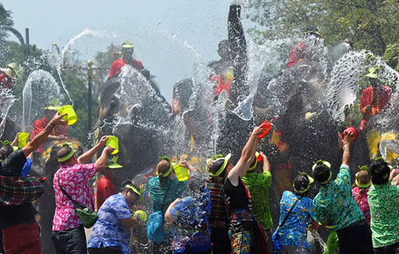 泰国泼水节狂欢