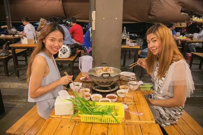 泰国旅游的美女用餐