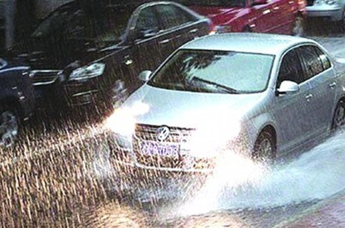 雨天驾车交通事故比平时高出5倍，给新手司机朋友们的建议