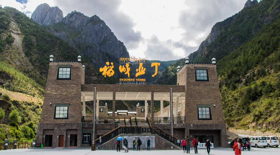 川航白班机直飞稻城3/4天自由行费用(赠送区间交通)