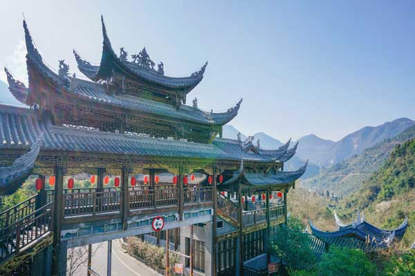 至尊恩施大峡谷七星寨、云龙河地缝、清江游船、清江蝴蝶岩、土家女儿城动车5日游