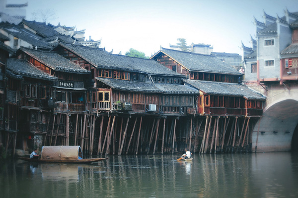 王牌张家界国家森林公园/天门山/九天洞/土司城或七十二奇楼/凤凰古城/湘西苗寨/火车5日游(一价全含)